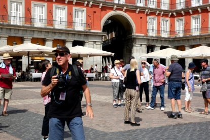 Archivo - Turismo, turista, turistas en Madrid.