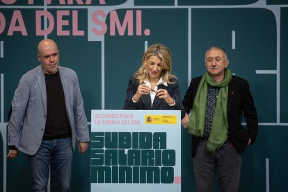 (Foto de ARCHIVO)
La vicepresidenta segunda y ministra de Trabajo y Economía Social, Yolanda Díaz, el secretario general de CCOO, Unai Sordo, y el secretario general de UGT, Pepe Álvarez.