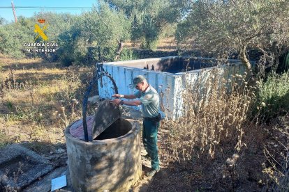 Imagen de archivo de un agente de la Guardia Civil junto a un pozo de agua.