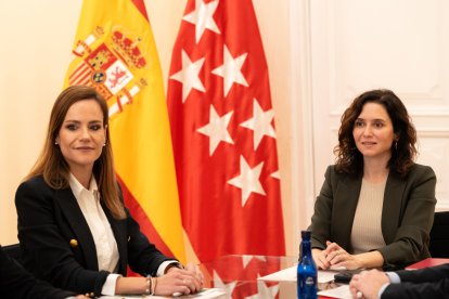 La presidenta de la Comunidad de Madrid, Isabel Díaz Ayuso (d) y la portavoz de Vox en la Asamblea de Madrid, Isabel Pérez Moñino-Aranda (i), durante la segunda jornada de reuniones con los grupos parlamentarios de la Asamblea de Madrid, en la Real Casa d.