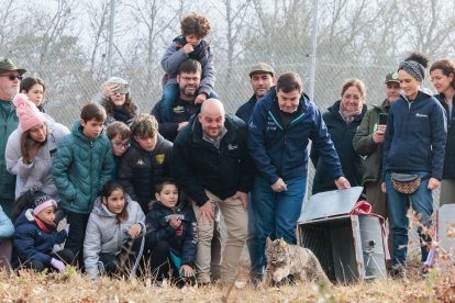 El presidente Fernández Mañueco, en la puesta en libertad de dos linces en el municipio de Astudillo (Palencia).