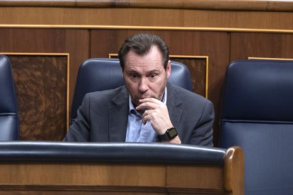 El ministro de Transportes y Movilidad Sostenible, Óscar Puente, durante una sesión plenaria, en el Congreso de los Diputados, a 18 de febrero de 2025, en Madrid (España). Durante el pleno, los diputados debaten la toma en consideración de una proposición de ley sobre la regulación del arrendamiento en las Islas Canarias y la modificación del padrón municipal en caso de ocupación ilegal. También abordan dos proposiciones no de ley sobre el aumento de precios en la cesta de la compra y la compensación por la merma de ingresos de los aragoneses

Alberto Ortega / Europa Press
18 FEBRERO 2025;CONGRESO;DIPUTADOS;MINISTROS;PARTIDOS;POLÍTICOS;PARTIDOS POLÍTICOS
18/2/2025