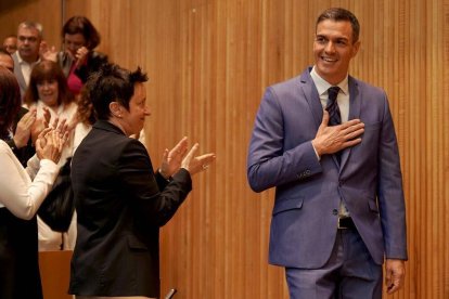 Sánchez, aplaudido este miércoles por sus diputados y senadores. Todos puestos por él.