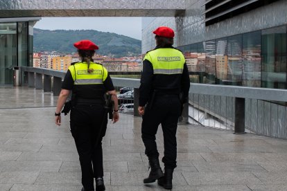 Archivo - Agentes de la Policía Municipal de Bilbao patrullan por la capital vizcaína.
