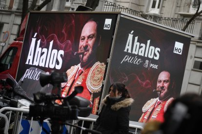 Un camión con publicidad sobre Ábalos, ante el Tribunal Supremo.