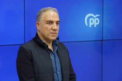 Archivo - El vicesecretario de Coordinación Autonómica y Local del PP, Elías Bendodo, en una rueda de prensa.
