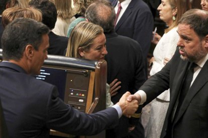 Pedro Sánchez saluda a Oriol Junqueras