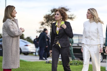 Archivo - La presidenta de Cantabria, María José Sáenz de Buruaga, la vicepresidenta primera y ministra de Hacienda, María Jesús Montero, y la vicepresidenta segunda del Gobierno y ministra de Trabajo, Yolanda Díaz, en la C.Presidentes en Santander.
