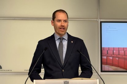 El portavoz del PP en el Parlament, Juan Fernández, en rueda de prensa este martes.