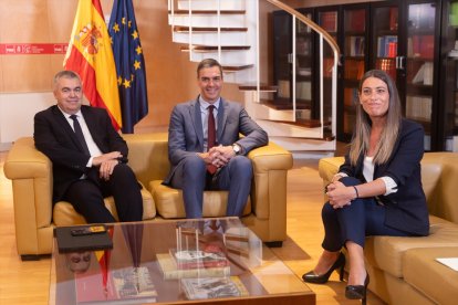 El secretario de Organización del Partido Socialista, Santos Cerdán y el presidente del Gobierno en funciones, Pedro Sánchez, reciben a la diputada de Junts, Miriam Nogueras.