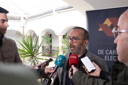 El presidente de la Diputación de Cáceres, Miguel Ángel Morales, atiende a los medios en Cáceres.