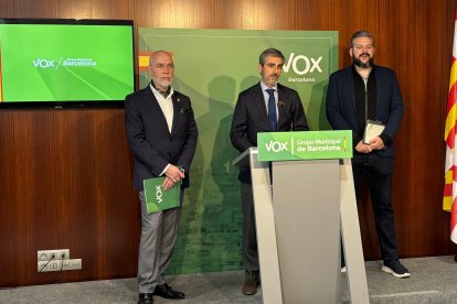 El líder de Vox en Barcelona, Gonzalo de Oro, junto al presidente de Vox en L'Hospitalet de Llobregat (Barcelona), Francisco González, y el analista Rubén Pulido, en rueda de prensa este miércoles.