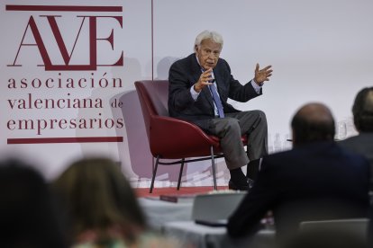 El expresidente del Gobierno, Felipe González, interviene durante la asamblea general de la Asociación Valenciana de Empresarios