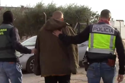 Traslado de uno de los detenidos