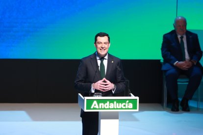 El presidente de la Junta de Andalucía, Juanma Moreno, y el presidente del Parlamento andaluz, Jesús Aguirre, entregan las Medallas de Andalucía y Títulos de Hijo Predilecto 2025 con motivo del 28F. A 28 de febrero de 2025, en Sevilla (Andalucía, España). Los títulos de Hijo Predilecto de Andalucía y las medallas de Andalucía suponen los máximos galardones concedidos por el Gobierno andaluz "en reconocimiento a las acciones, servicios y méritos excepcionales o extraordinarios, realizados en diferentes ámbitos, que hayan redundado en beneficio de Andalucía".

Rocío Ruz / Europa Press
28/2/2025