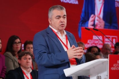 (Foto de ARCHIVO)
El secretario de Organización del PSOE, Santos Cerdán, interviene durante la clausura del 10º Congreso del PSE-EE, en el Palacio de Congresos y Auditorio Kursaal, a 16 de febrero de 2025, en San Sebastián, Guipúzcoa, País Vasco (España). Bajo el lema ‘Euskadi, aquí y ahora. Euskadi, hemen eta orain’, el PSE-EE celebra su 10º Congreso, durante el que se ratifica a Eneko Andueza como secretario general de la formación para un segundo mandato, al no haberse presentado ningún otro candidato. Además, se ha elegido a una nueva ejecutiva, que recupera la figura de la presidencia del partido, siendo Cristina González quien ocupe el puesto y se convierta en la primera mujer en ostentar ese cargo.

Unanue / Europa Press
16 FEBRERO 2025;PSE-EE;PSOE;CONGRESO;PAÍS VASCO;PARTIDO;POLÍTICA
16/2/2025