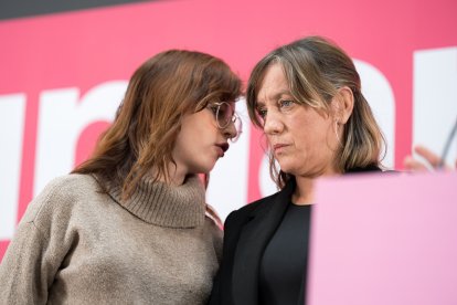 Archivo - La secretaria de Comunicación de Sumar, Elizabeth Duval (i)y la secretaria de Feminismos de Sumar, Amanda Andrades (d), durante una rueda de prensa, en el Espacio Larra, a 26 de octubre de 2024, en Madrid (España).
