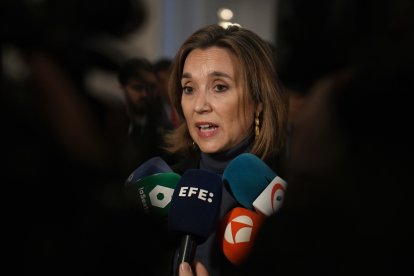 La secretaria del PP, Cuca Gamarra, atiende a los medios a su llegada a un desayuno informativo de Nueva Economía Fórum, a 4 de marzo de 2025, en Madrid (España).

Fernando Sánchez / Europa Press
04 MARZO 2025;NEF;JUAN JESUS VIVAS;DESAYUNO;INFORMATIVO
04/3/2025