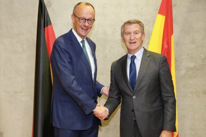 Archivo - El presidente de la Unión Demócrata Cristiana, Friedrich Merz (i) y el presidente del Partido Popular, Alberto Núñez Feijóo (d), a su llegada a un encuentro en la Casa de la Empresa Alemana, a 18 de octubre de 2024, en Berlín (Alemania). Posteri.