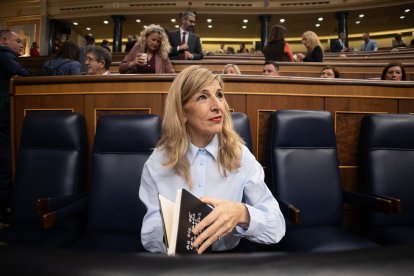 La vicepresidenta segunda y ministra de Trabajo y Economía Social, Yolanda Díaz, a su llegada a un pleno en el Congreso de los Diputados, a 19 de febrero de 2025, en Madrid (España). 