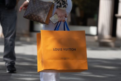 (Foto de ARCHIVO)
Una persona con una bolsa de Louis Vuitton, en el Paseo de Gracia, a 12 de abril de 2024, en Barcelona, Catalunya (España). Según un estudio de Global Blue, la ciudad condal se alza como ‘destino del lujo’ por antonomasia y contabiliza casi la mitad (47%) de las ventas a visitantes de fuera de la UE. El Paseo de Gracia es una de las zonas comerciales de lujo más importantes de España, y así lo confirma una vez más el estudio realizado por el  primer operador internacional de Tax Free con más de 35 millones de devoluciones de IVA al año. El informe revela que sus joyerías y boutiques registran el 29% del total de las ventas de artículos de lujo del país, seguida a cierta distancia por las ubicadas en el exclusivo Barrio de Salamanca de Madrid, con el 16%. El Paseo de Gracia junto a la Milla de Oro de Madrid acumula el 45% del total de las ventas nacionales en este sector.

David Zorrakino / Europa Press
12 ABRIL 2024;LUJO;CATALUÑA;GRACIA;PASEO;TIENDAS DE LUJO;ESCAPARATE;MARCAS;TIENDA;TURISMO
12/4/2024