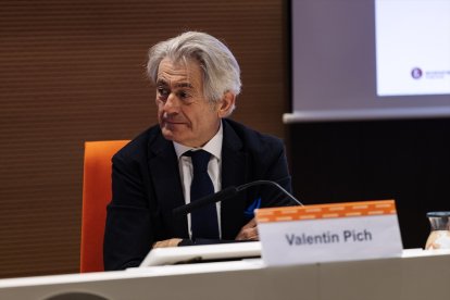 (Foto de ARCHIVO)
El Presidente del CGE, Valentín Pich, durante la presentación del Barómetro económico, a 31 de enero de 2024, en Madrid (España). La segunda edición del “Barómetro Económico” corresponde al segundo semestre de 2023, donde se realiza un estudio para conocer la opinión de las y los economistas sobre diferentes aspectos estructurales y de actualidad, que se va a realizar con periodicidad semestral. La estructura del Barómetro se articula en dos bloques: uno, con preguntas recurrentes que se van repitiendo en cada edición, y otro, no recurrente, con cuestiones de actualidad que dependerán de los temas económicos de interés en el momento de su realización.

Carlos Luján / Europa Press
31 ENERO 2024;BARÓMETRO ECONÓMICO;CONSEJO GENERAL DE ECONOMISTAS;MADRID;2023
31/1/2024