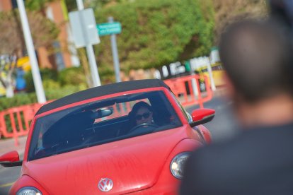Archivo - Una mujer conduce un coche.