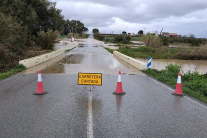 Vía cortada este sábado por la adversidad meteorológica.