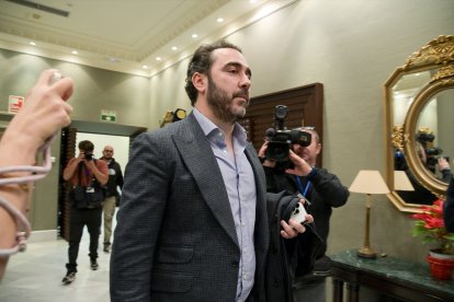 (Foto de ARCHIVO)
El empresario Víctor de Aldama, a su llegada a la comisión de investigación sobre el material sanitario para los efectos de la COVID-19, en la sede del Parlamento de Canarias, a 30 de enero de 2025, en Santa Cruz de Tenerife, Tenerife, Canarias (España). El empresario comparece a petición de Coalición Canaria, Partido Popular y Vox.

Europa Press Canarias / Europa Press
30/1/2025