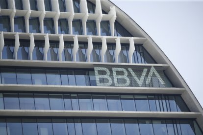 Archivo - El edificio del 'La Vela', sede del BBVA en Madrid, con el nuevo logo de la compañía.
