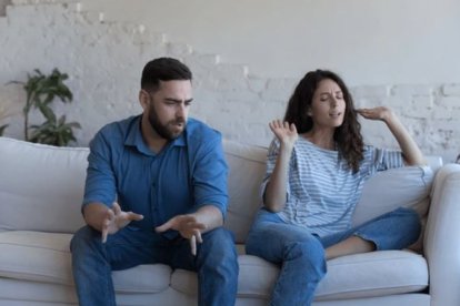 Pareja  discutiendo