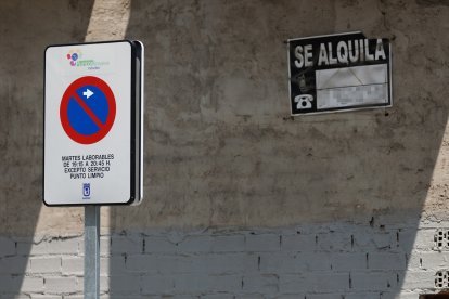 (Foto de ARCHIVO)
Un cartel de 'Se Alquila', 19 de junio de 2023, en Madrid (España). El precio del alquiler interanual creció un 11,1% en mayo en la Comunidad de Madrid hasta los 16,37 euros por metro cuadrado, el ascenso más bajo en cinco meses, mientras que el mensual decreció un 0,2%, según el índice Inmobiliario de Fotocasa. En mayo de 2023, once comunidades han superado los precios máximos del alquiler por metro cuadrado al mes. En cuanto al ranking de Comunidades Autónomas (CC.AA.) con el precio de la vivienda más caras para alquilar una vivienda en España, en los primeros lugares se encuentran Madrid y Baleares, con los precios de 16,30 euros por metro cuadrado al mes y los 16,37 euros por metro cuadrado al mes, respectivamente.

Eduardo Parra / Europa Press
19 JUNIO 2023;MADRID;CARTELES;ALQUILER;PIXELADA
19/6/2023