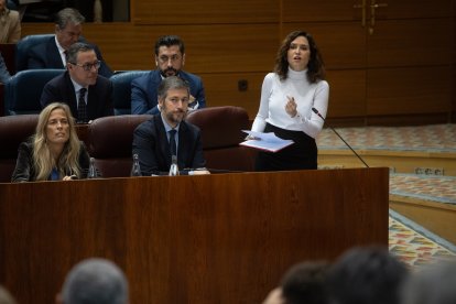 La presidenta de la Comunidad de Madrid, Isabel Díaz Ayuso, durante un pleno en la Asamblea de Madrid, a 13 de marzo de 2025, en Madrid (España). El quinto aniversario de la declaración del estado de alarma por la pandemia del Covid-19 agita el Pleno de la Asamblea de Madrid después de que la Comunidad negara que fallecieran en residencias en la primera ola de la pandemia 7.291 mayores. Además,  la Cámara de Vallecas aprobará la comisión del PP sobre la quita de deuda y debatirá sobre agua, nucleares y violencia de género.

Alejandro Martínez Vélez / Europa Press
13/3/2025