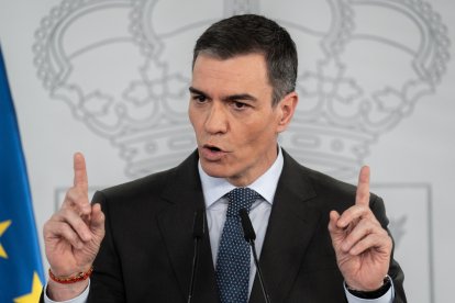 El presidente del Gobierno, Pedro Sánchez, durante una rueda de prensa posterior a las reuniones con los representantes de los grupos parlamentarios, en La Moncloa, a 13 de marzo de 2025, en Madrid (España). Sánchez ha aplazado concretar los plazos en los que llegará el 2% del PIB en gasto en Defensa a la cumbre de la OTAN que se celebrar en junio, aunque ha garantizado que el aumento no supondrá el recorte en gasto social. Además, ha reafirmado la voluntad de sacar adelante unos nuevos Presupuestos Generales del Estado (PGE) para 2025 en los próximos meses, aunque deja claro que no depende solamente del Gobierno.

Diego Radamés / Europa Press
13 MARZO 2025;SÁNCHEZ;RUEDA DE PRENSA;GRUPOS PARLAMENTARIOS;MADRID
13/3/2025
