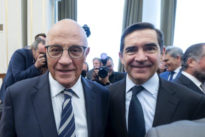 Archivo - El presidente del BBVA, Carlos Torres Vila (d), y el presidente del Banco Sabadell, Josep Oliu (i), durante la ceremonia de toma de posesión del nuevo gobernador del Banco de España, en el Banco de España, a 24 de septiembre de 2024, en Madrid (.