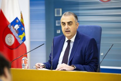 Archivo - El consejero de Fomento, Vivienda, Ordenación del Territorio y Medio ambiente, Roberto Media, en rueda de prensa.