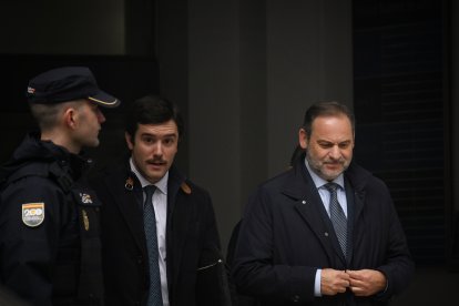 (Foto de ARCHIVO)
El ex ministro de Transportes José Luis Ábalos (1d) sale de declarar al Tribunal Supremo, a 20 de febrero de 2025, en Madrid (España). Ábalos está citado para que declare como imputado en el Tribunal Supremo (TS) por la presunta adjudicación de contratos públicos al empresario Víctor de Aldama y sus socios a cambio de comisiones, tras lo cual, el instructor del 'caso Koldo' en el TS ya ha avisado de que este mismo día valorará la imposición de medidas cautelares contra el que fuera 'número tres' del PSOE.

Fernando Sánchez / Europa Press
20/2/2025