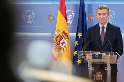 Alberto Núñez Feijóo atiende a los medios de comunicación en el Congreso.