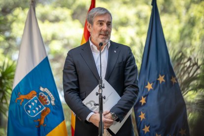 El presidente de Canarias, Fernando Clavijo, en una rueda de prensa para analizar el acuerdo para la derivación de menores migrantes no acompañados.