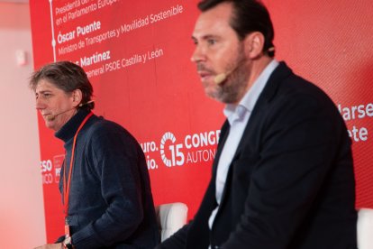 El líder del PSOE en Castilla y León, Carlos Martínez, y el ministro de Transportes, Óscar Puente.