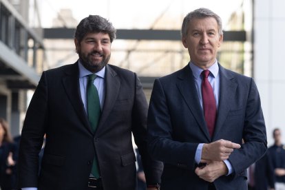 El presidente de la Región de Murcia, Fernando López Miras y el presidente del PP, Alberto Núñez Feijóo, llegan a un desayuno informativo del diario 'La Razón', en la sede de La Razón, a 31 de marzo de 2025, en Madrid (España).
