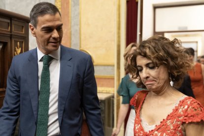 Pedro Sánchez junto a María Jesús Montero