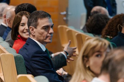 (Foto de ARCHIVO)
El presidente del Gobierno, Pedro Sánchez y la ministra de Universidades, Diana Morant, durante el acto 'En defensa de una universidad de calidad, clave para el ascensor social', en la sede de Escuelas Pías de la UNED, a 31 de marzo de 2025, en Madrid (España). El presidente del Gobierno, Pedro Sánchez, preside este acto de apoyo a la universidad pública.

Carlos Luján / Europa Press
31 MARZO 2025;ASCENSOR SOCIAL;SANCHEZ;DEFENSA;UNIVERSIDAD
31/3/2025