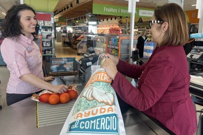 Bolsa solidaria dana

REMITIDA / HANDOUT por CONSUM
Fotografía remitida a medios de comunicación exclusivamente para ilustrar la noticia a la que hace referencia la imagen, y citando la procedencia de la imagen en la firma
02/4/2025