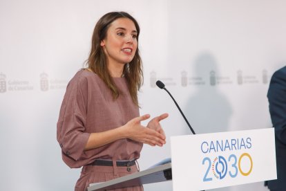 Archivo - La ministra de Igualdad, Irene Montero; en la sede de la Presidencia regional para firmar el protocolo del Plan de Corresponsables, a 4 de mayo de 2022, en Las Palmas de Gran Canaria, Canarias (España). El Plan Corresponsables es una política pú.