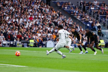Vinicius, lanzando su penalti a Mamardashvili.