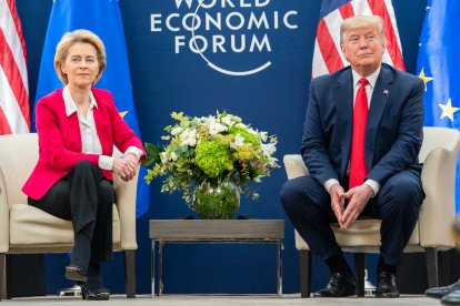 La presidenta de la Comisión Europea, Ursula von der Leyen, y el presidente de EEUU, Donald Trump.
