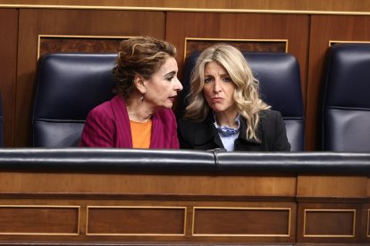 La vicepresidenta primera y ministra de Hacienda, María Jesús Montero (i) y la vicepresidenta segunda y ministra de Trabajo, Yolanda Díaz (d), durante una sesión plenaria en el Congreso de los Diputados, a 20 de marzo de 2025, en Madrid (España). PP, Vox.