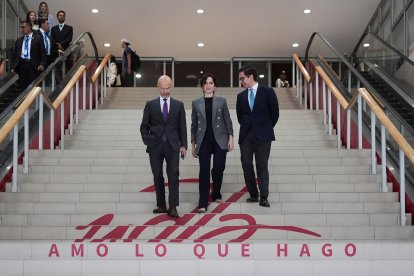 La presidenta de la Comunidad de Madrid, Isabel Díaz Ayuso (c), a su llegada para ser investida Doctora Honoris Causa por la Universidad de las Américas de Quito, a 9 de abril de 2025, en Quito (Ecuador).