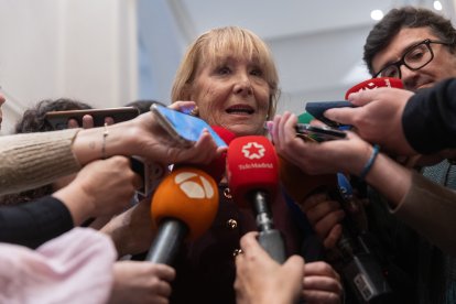 La expresidenta de la Comunidad de Madrid, Esperanza Aguirre, atiende a los medios de comunicación.